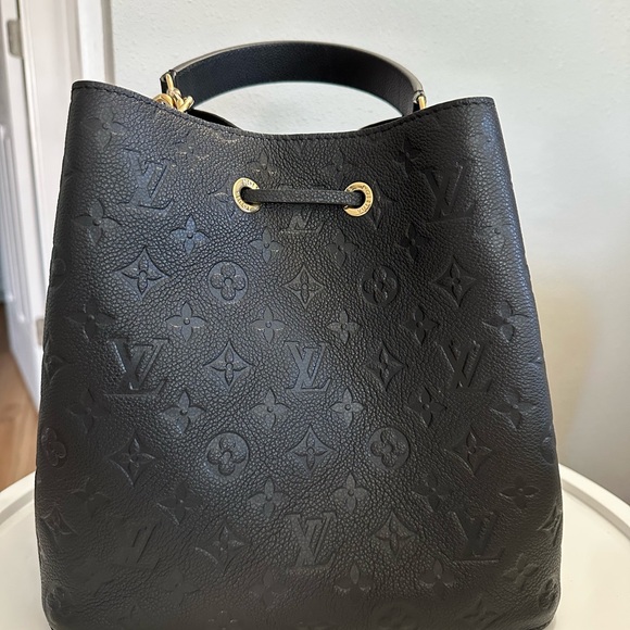 Louis Vuitton Black Crossbody Bag with Adjustable Strap - Picture 2 of 10